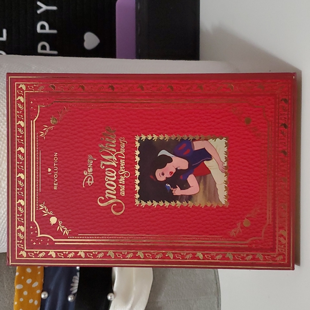 I ♡ Revolution Snow White Make Up Pallete